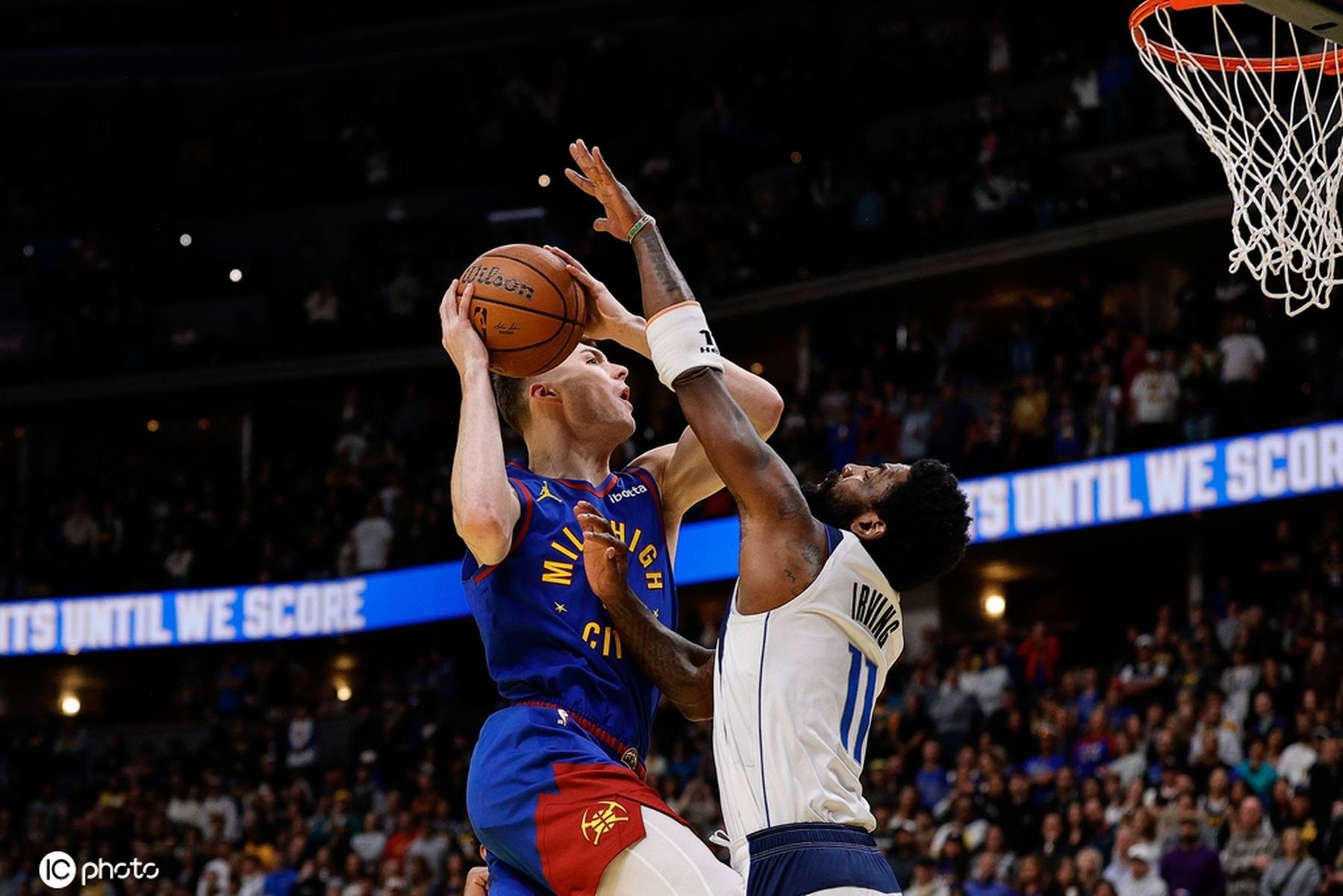 它反映了球 它反映了球